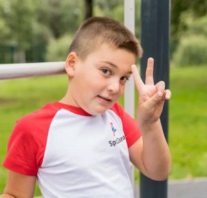 Ребенок разговаривает сам с собой - в чем причина и что делать родителям